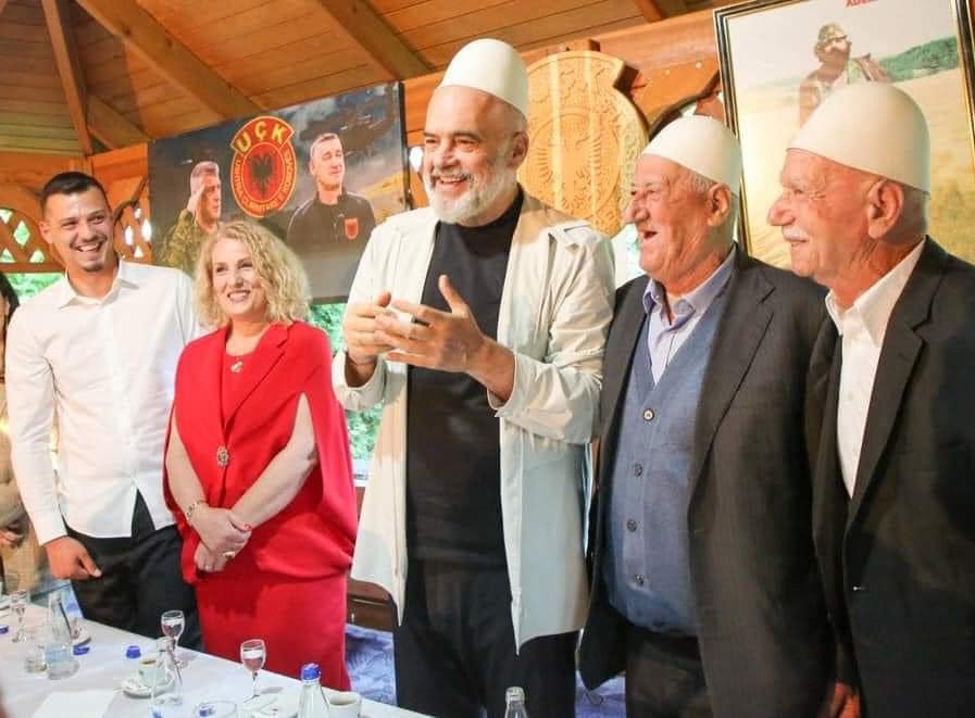 Edi Rama viziton familjen e ish-presidentit Thaçi (PAMJE)