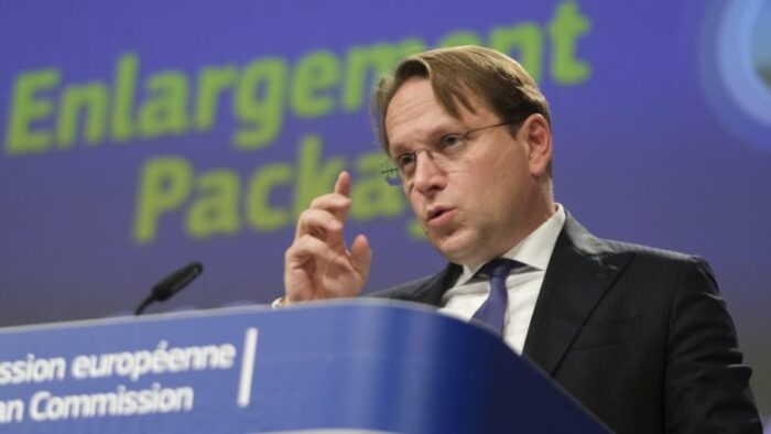 Komisionari i BE-së Varhelyi paralajmëron kërkesa shtesë për liberalizimin e vizave