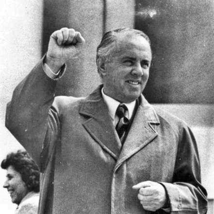 Si erdhi në krye të shtetit shqiptar Enver Hoxha ?