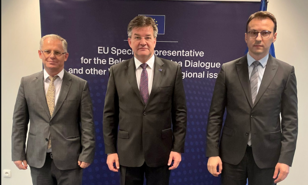 E fundit : Kosova dhe Serbia arrijnë marrëveshjen e parë në dialog.